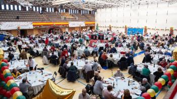 Más de 400 personas han acudido a la comida y al baile en el polideportivo El Torreón