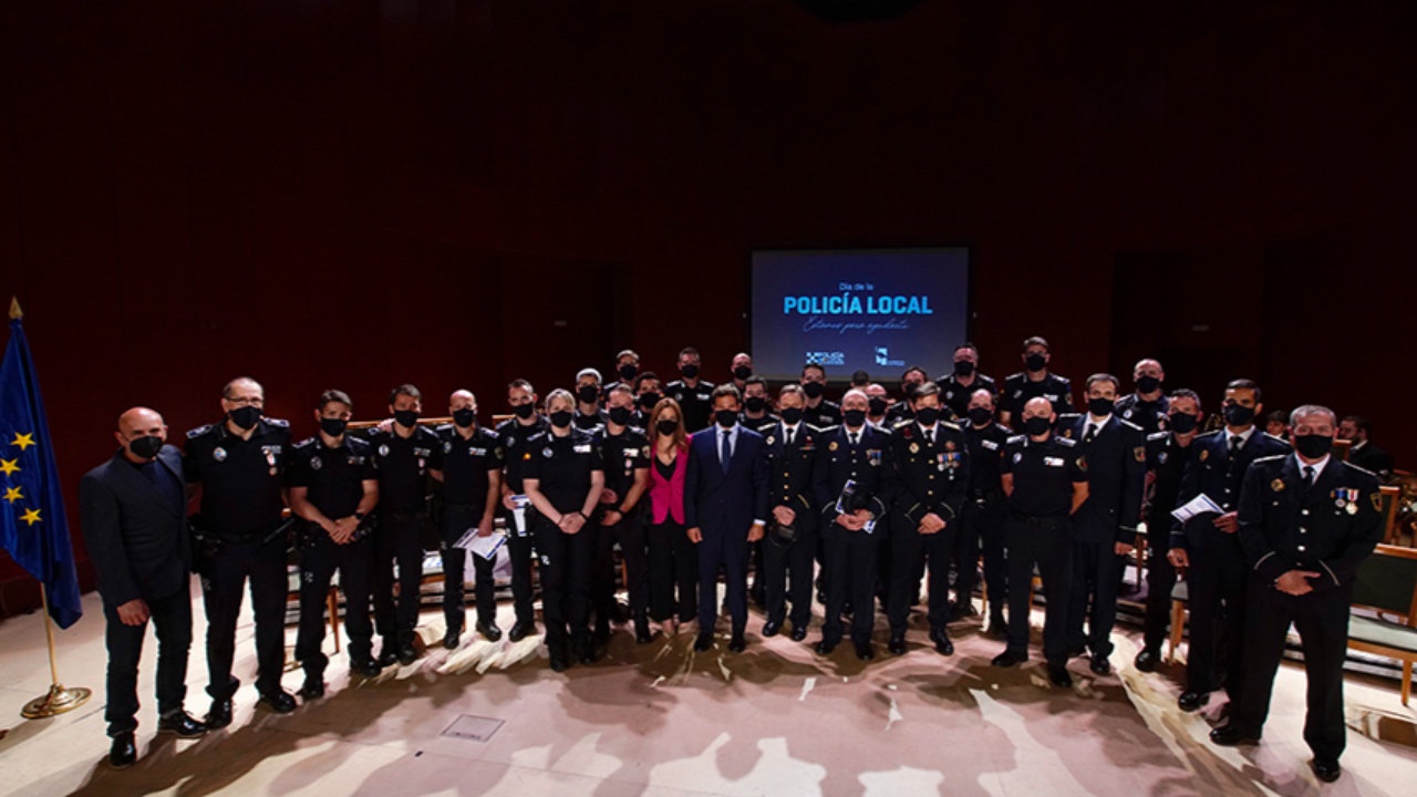 En el acto se entrego también la Cruz del Mérito Profesional a ocho Agentes del Cuerpo de la Policía Local 