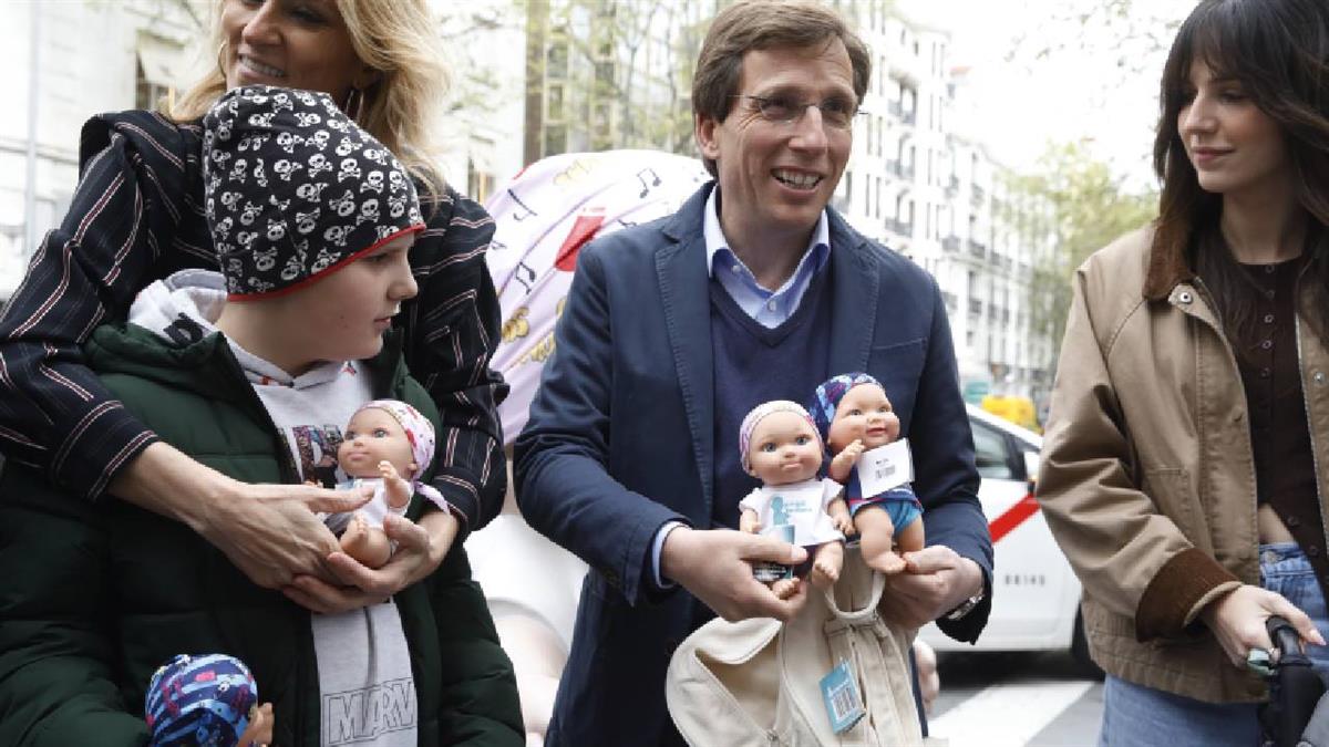 Almeida visita la muestra de baby pelones gigantes de la Fundación Juegaterapia en el barrio de Salamanca