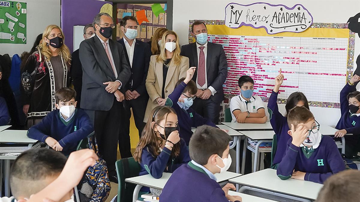 El consejero de Educación visita un colegio de Torrejón que participa en el programa regional contra el ciberacoso escolar