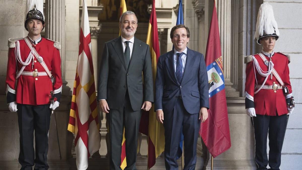 El alcalde de Madrid, José Luis Martínez-Almeida, ha mantenido un encuentro con su homólogo de Barcelona, Jaume Collboni, en el Ayuntamiento de la capital catalana
