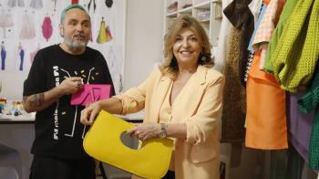 La delegada de Economía, Innovación y Hacienda, Engracia Hidalgo, ha visitado el taller de uno de los diseñadores participantes en la Semana de la Moda de Madrid
