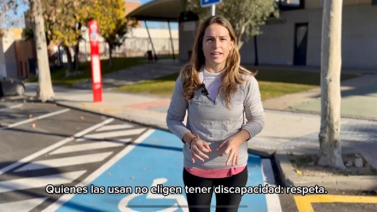 La atleta paralímpica ha protagonizado un vídeo para el uso correcto de las plazas de aparcamiento