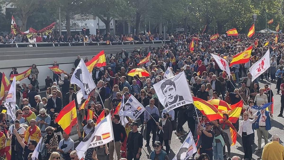 Miles de personas se concentran para pedir la dimisión del presidente del Gobierno ante la presunta trama de corrupción que rodea al PSOE