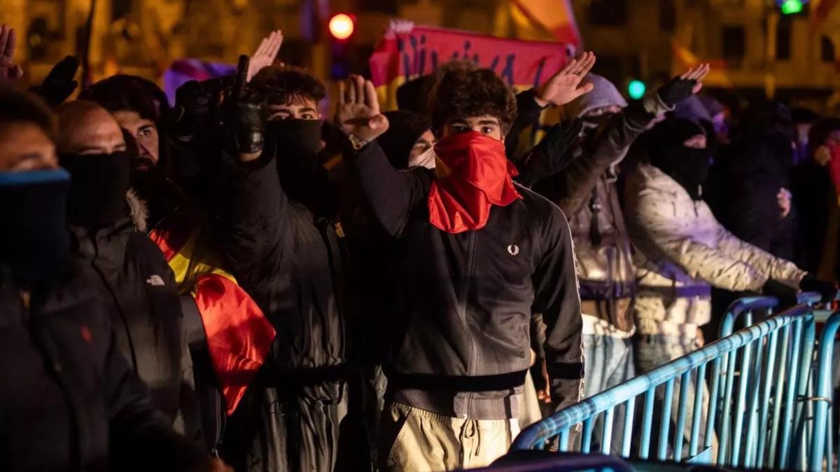 Un grupo de personas con banderas de simbología nazi y fascista se concentran en la sede del PSOE