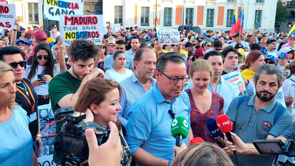 El secretario general del PP de Madrid acude a la concentración “contra el fraude en Venezuela”