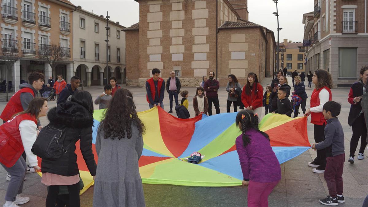 Tras recuperar la tradición, los vecinos y asociaciones de San Sebastián de los Reyes lo mantean en la Plaza de la Constitución