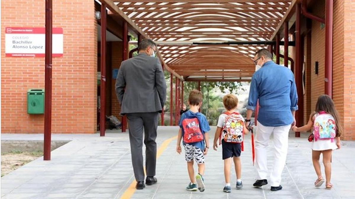 La concejala de Educación, Ana Sotos, explican que han reclamado a la Comunidad más profesorado, material y personal especializado