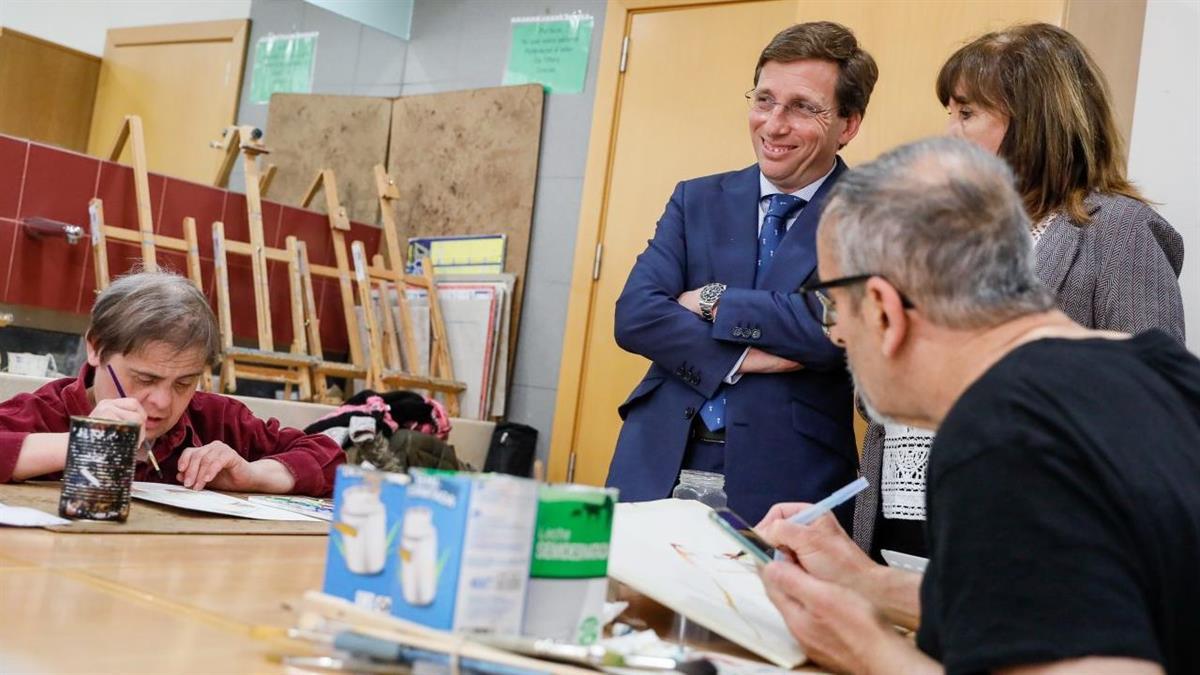 El alcalde de Madrid, José Luis Martínez-Almeida, ha visitado hoy el Centro de Mayores La Vaguada, donde se desarrolla este programa inclusivo
