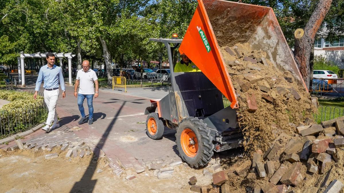 El alcalde, Alejandro Navarro, se ha acercado para supervisar las obras