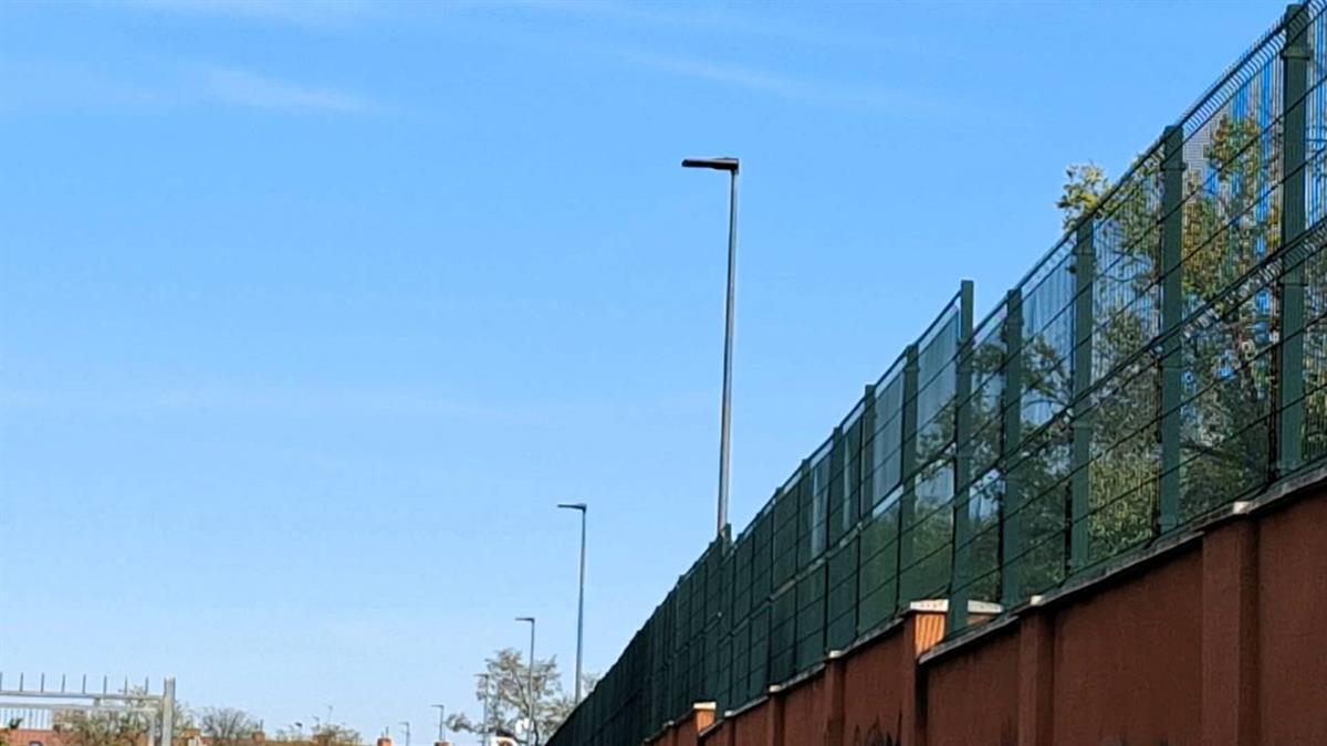 La intervención ha consistido en la sustitución de las actuales lámparas de vapor de sodio de 250W por luminarias LED de 114W