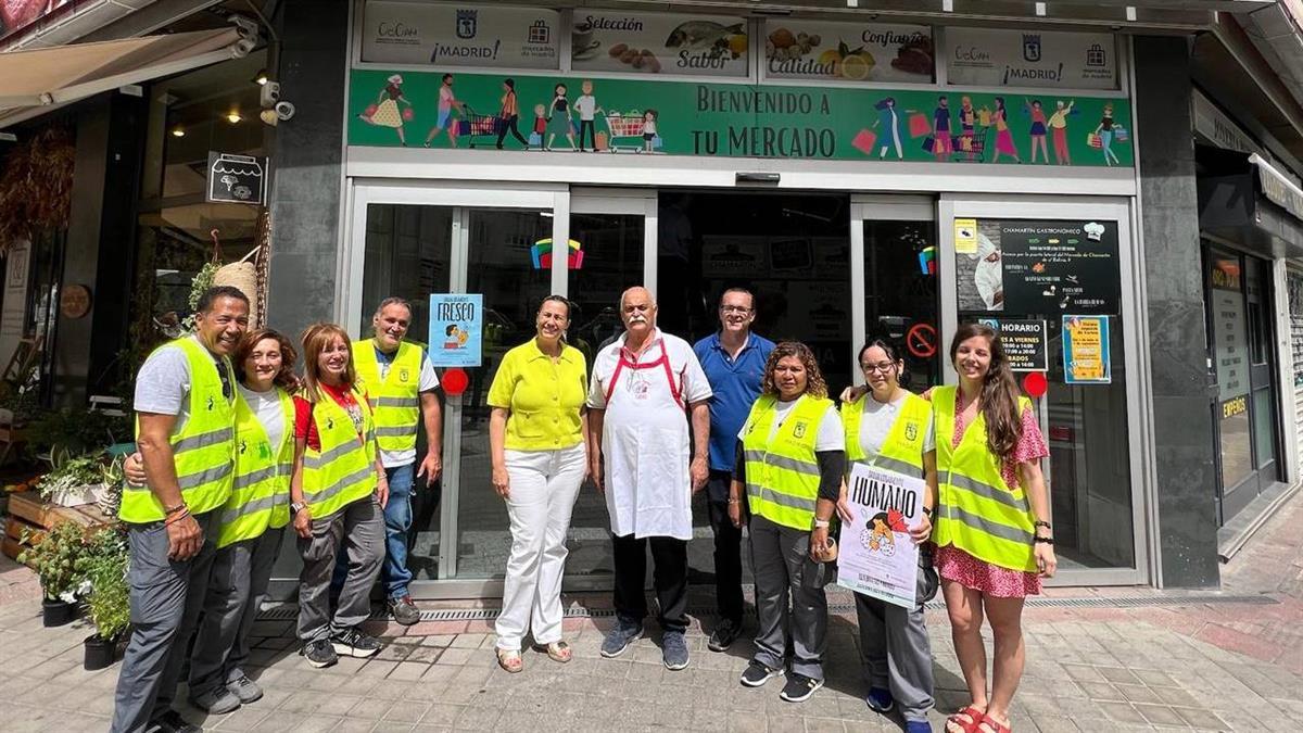 La concejala de Chamartín ha acercado la campaña ‘Orgullosamente Local’ a los comerciantes y vecinos
