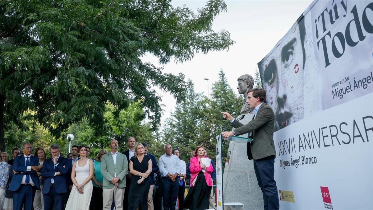 El alcalde de Madrid ha participado en el homenaje por el XXVII aniversario del asesinato del concejal de Ermua
