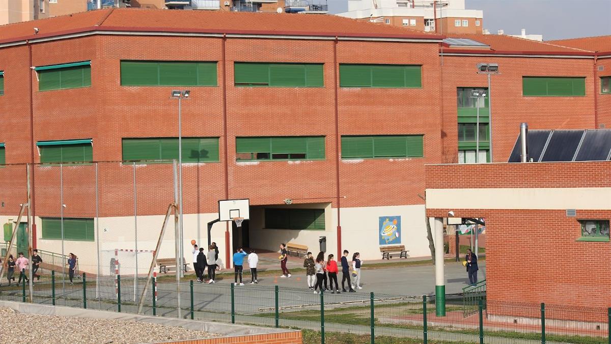 El pleno insta a la Comunidad de Madrid a bajar el número de alumnos y alumnas por clase     