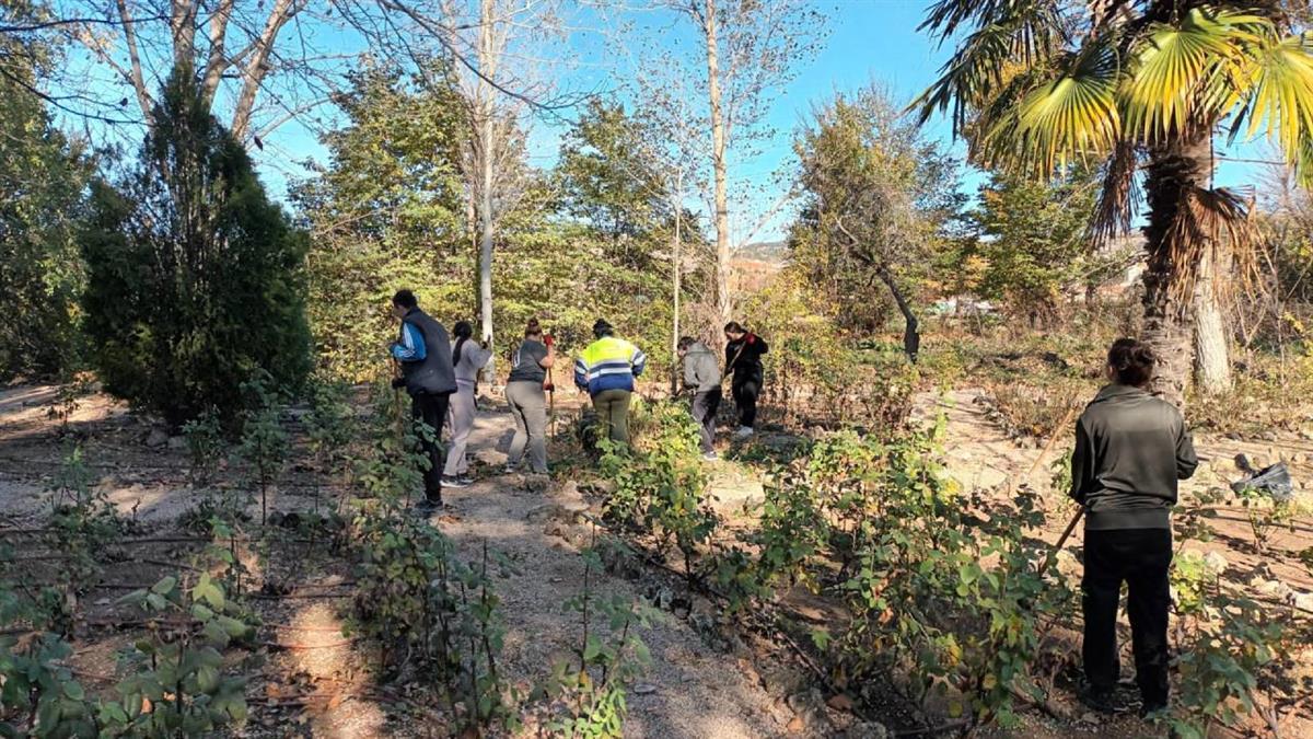 Los alumnos, ahora nuevos jardineros, ya se han incorporado en en el Molino de la Huerta de Angulo 