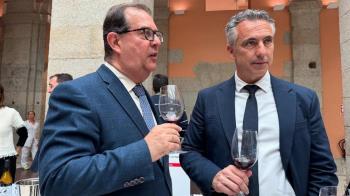 El alcalde de Morata, Fernando Villalaín, charló con el consejero de Agricultura, Carlos Novillo,