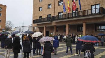 El tradicional minuto de silencio se suma a un acto de homenaje con flores y una corona de laurel