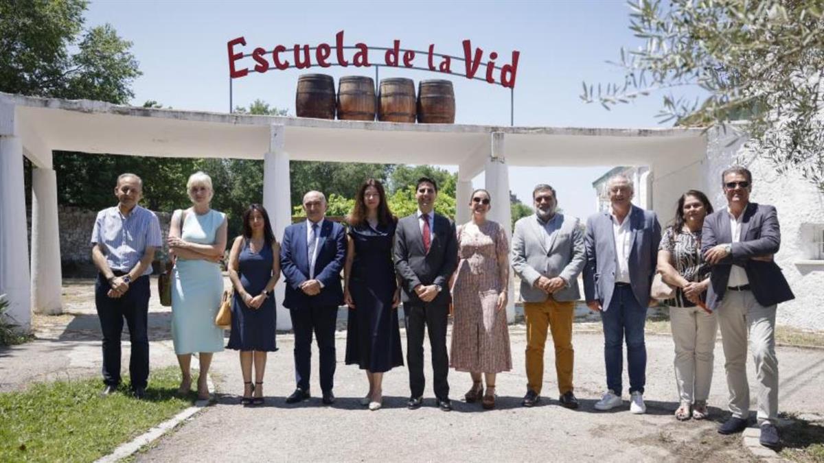 Está integrado en la Escuela de Vid, ubicado en la Casa de Campo 