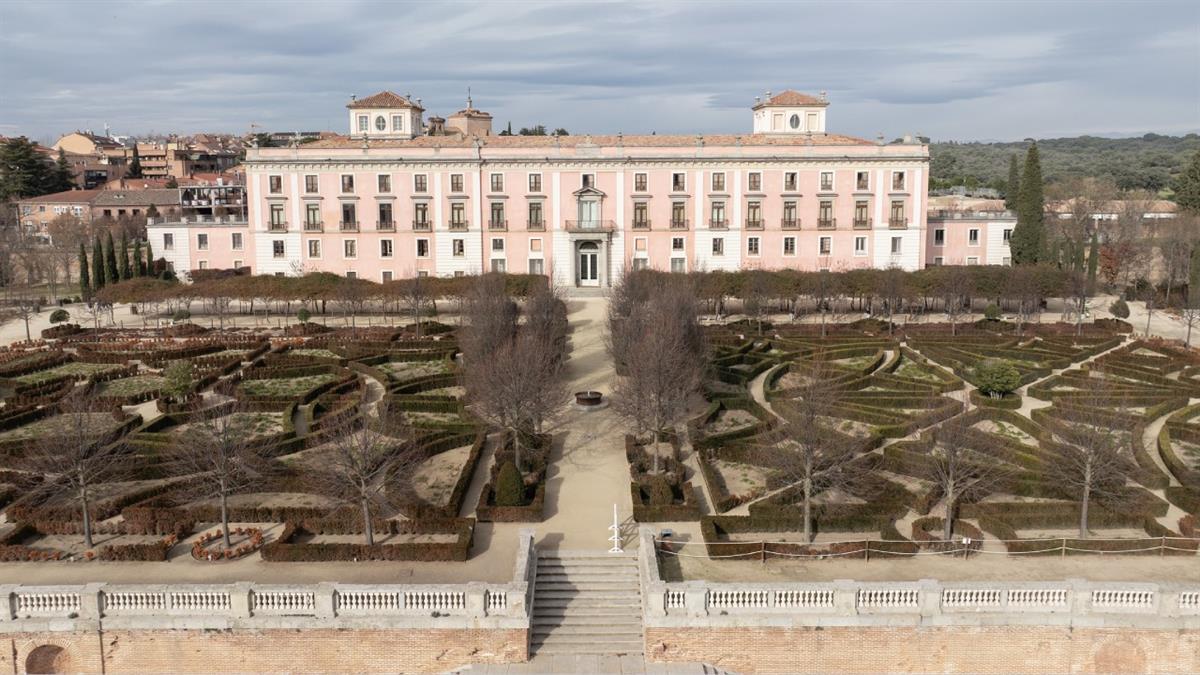 El Ayuntamiento licita la explotación de la terraza del palacio para la época festival 