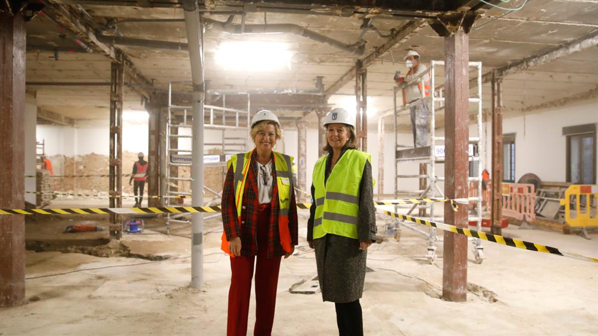 La delegada de Obras y Equipamientos, Paloma García Romero, y la concejala del distrito, Cayetana Hernández de la Riva, han visitado las instalaciones