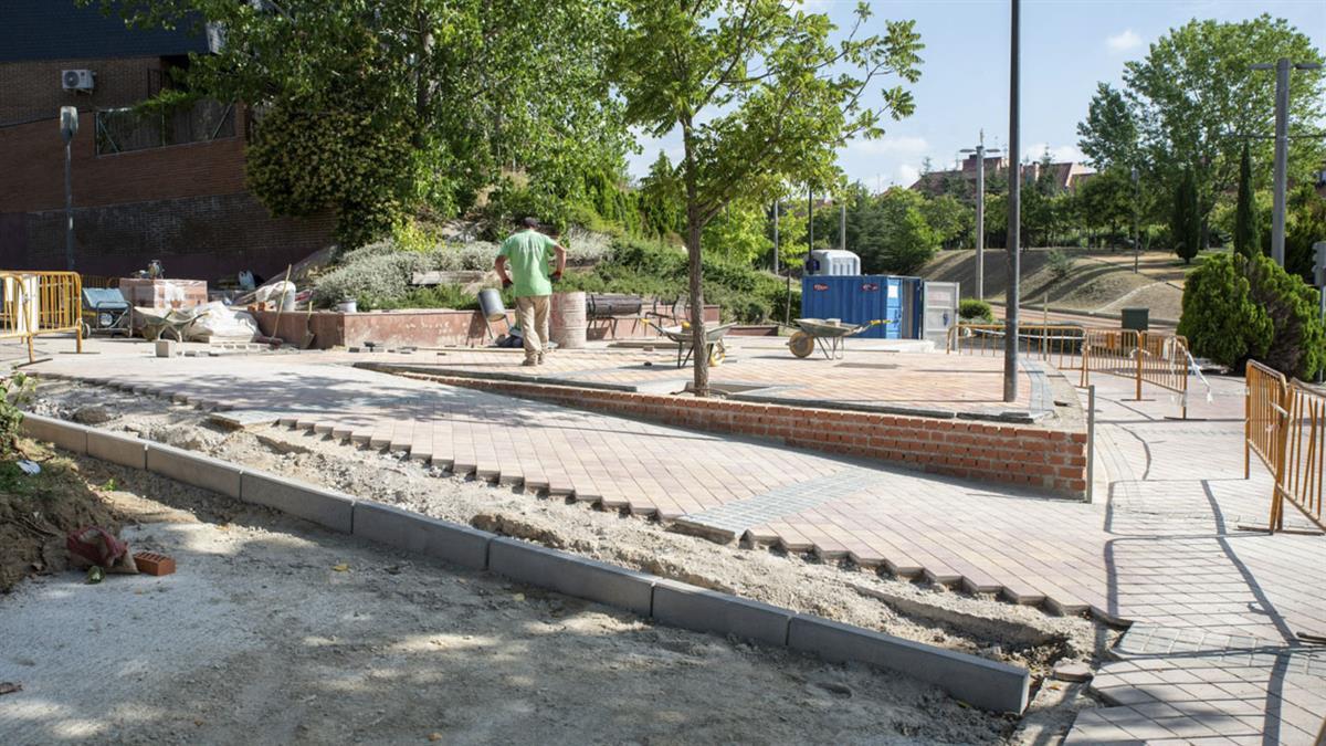 La actuación consiste en la instalación de baldosa multicolor en dos superficies