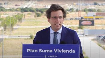 El alcalde asegura que aumentará la oferta de vivienda en alquiler asequible, pero el PSOE lo califica como "venta de humo" 