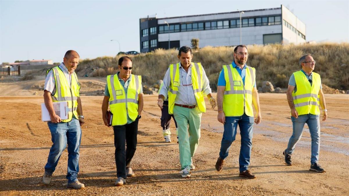 Se han iniciado las obras de acondicionamiento de una parcela en el Polígono Industrial Sur para su futura construcción 