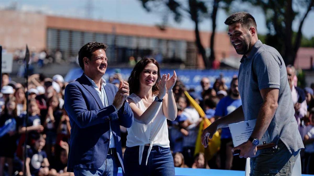 Ha estado acompañada por el alcalde, José de la Uz y el exjugador de baloncesto, Felipe Reyes