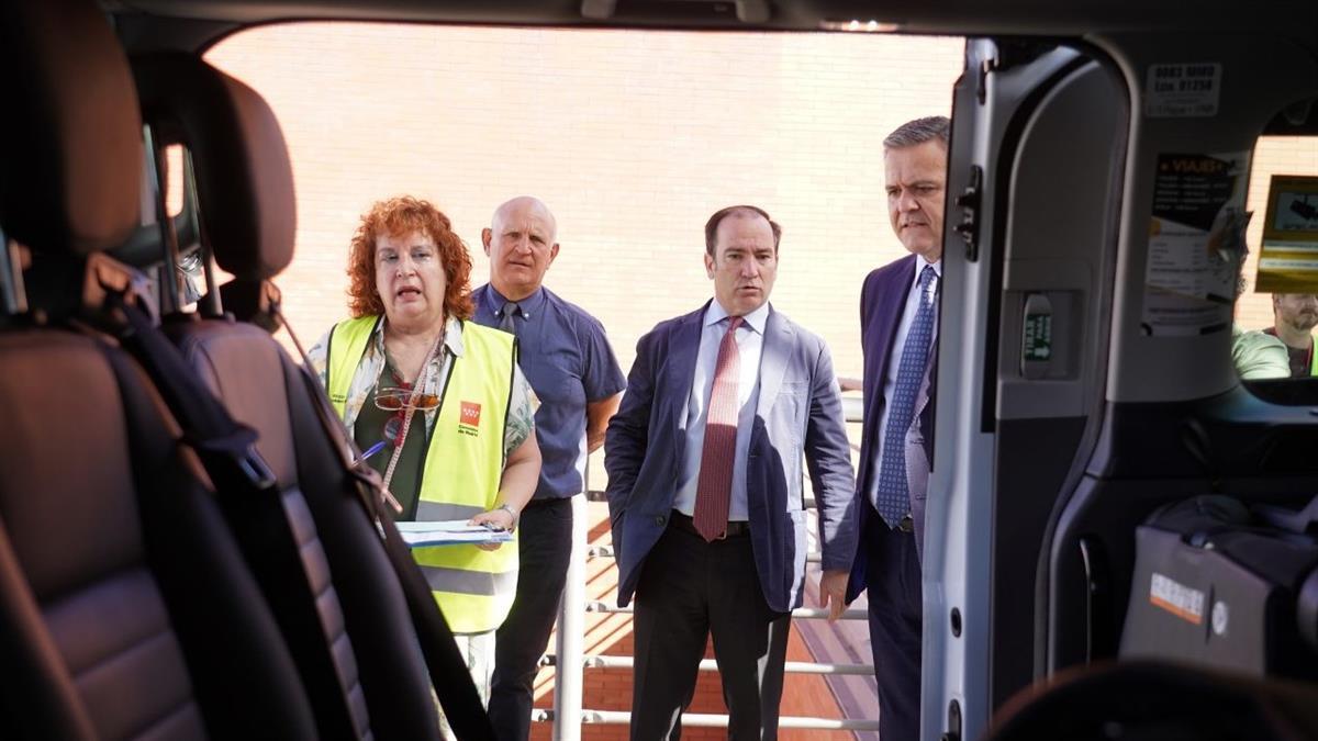 El delegado de Urbanismo, Medio Ambiente y Movilidad, Borja Carabante, ha presentado una campaña de inspección a estos vehículos en la Estación de Atocha
