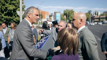 El portavoz de VOX en el Ayuntamiento de Madrid acude al descubrimiento de la placa conmemorativa en recuerdo de Eugene Kenneth Brown