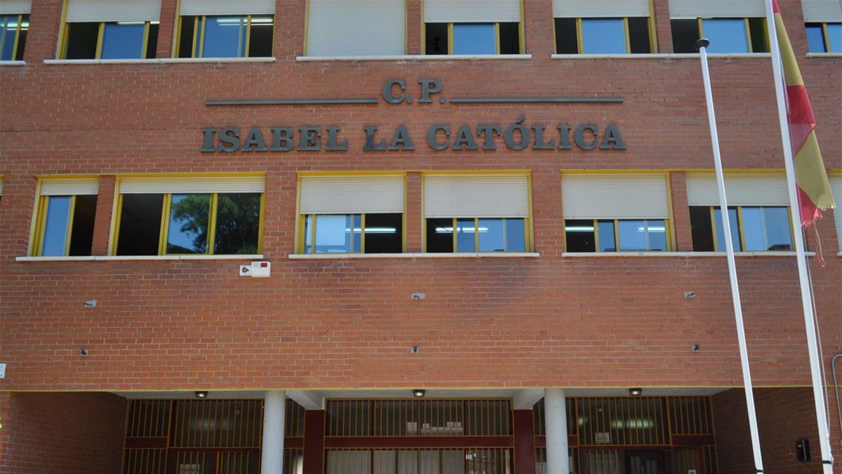 El pabellón de este colegio lleva, según Víctor Alonso, un año sin agua caliente y sin calefacción