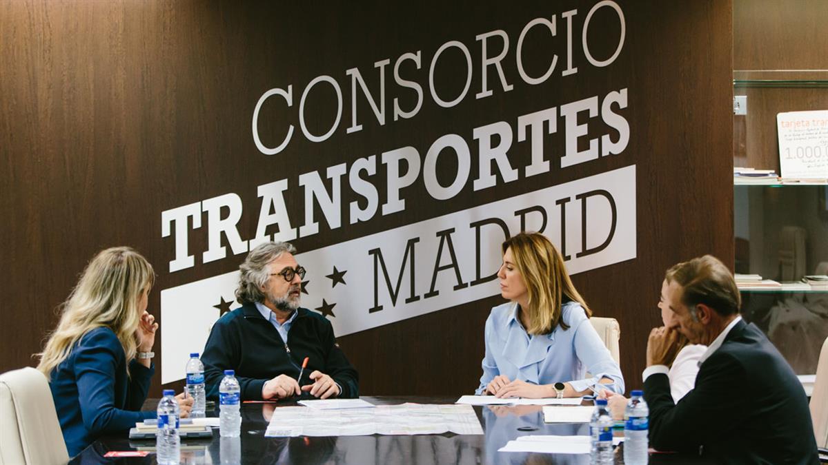 La alcaldesa mantiene una reunión con el gerente del Consorcio Regional de Transportes