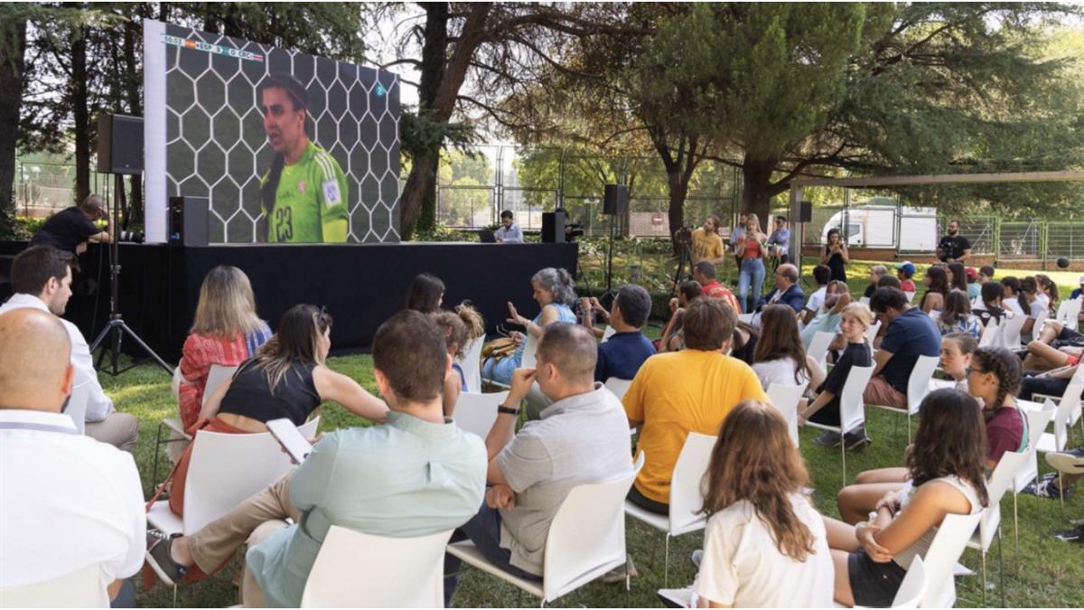 El ayuntamiento ha autorizado la instalación de pantallas y equipo de sonido en las terrazas 