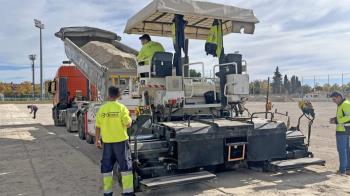 Esta semana han comenzado a llegar los camiones de zahorra para elevar la superficie y regularizarla