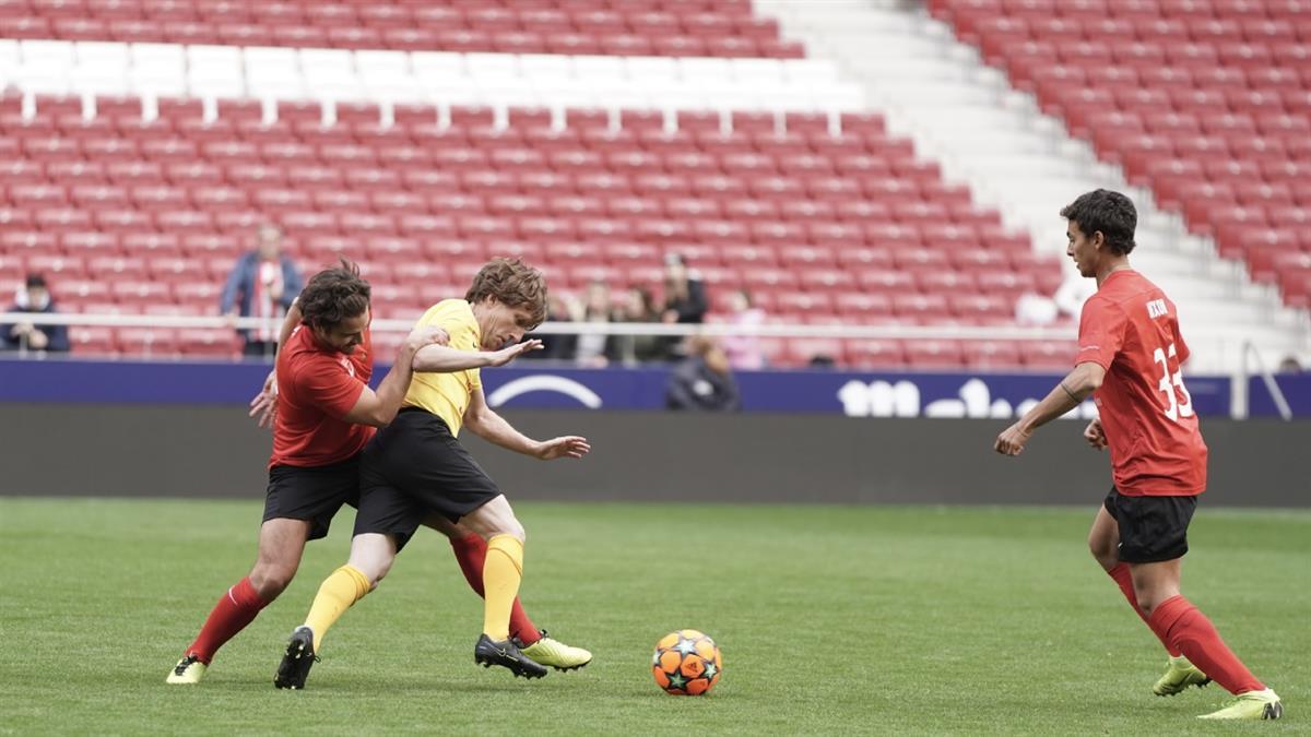 El alcalde madrileño debuta en el partido 'Aristas vs Famosos'