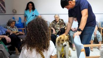 Dos perros de acogida visitan a los mayores del Centro de Día El Val