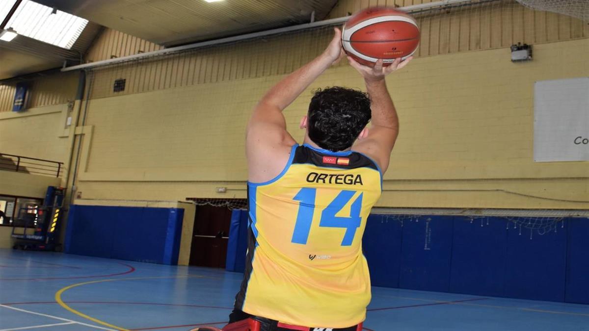 Es uno de los jugadores de la selección española de baloncesto en silla de ruedas 