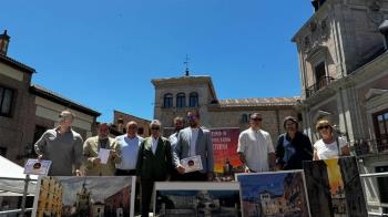 El concejal del distrito, Carlos Segura, ha entregado los galardones de este I Certamen de Pintura Rápida Nocturna Madrid de los Austrias
