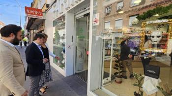 El delegado de Políticas de Vivienda, Álvaro González, ha visitado una farmacia, en el distrito de Puente de Vallecas, más accesible gracias a este plan
