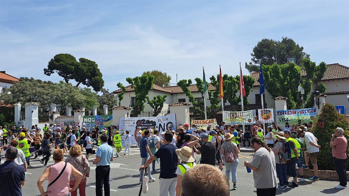 vecinos y vecinas de Cubas, torrejón de la Calzada, Torrejón de Velasco, Casarrubuelos, Griñón o Serranillos protestaron contra el proyecto de Acciona