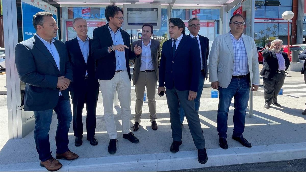 El consejero saca los colores al alcalde y le recuerda las críticas socialistas al proyecto inicial de Metrosur