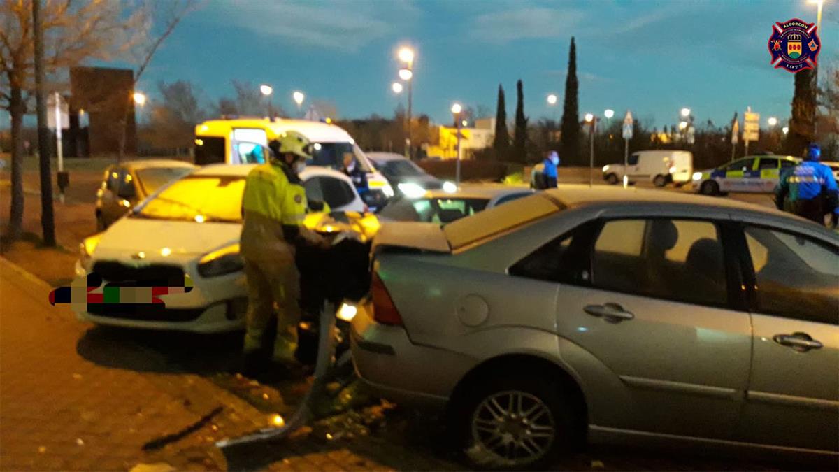 Este individuo chocó con varios coches aparcados en la Avenida de Atenas