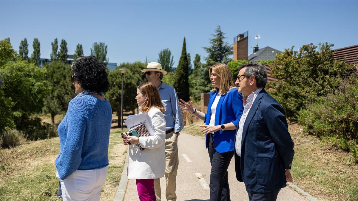 La alcaldesa ha visitado la urbanización del municipio para comprobar el resultado de los trabajos