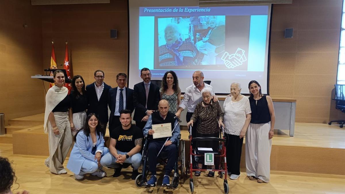 El director General del Mayor de la Comunidad de Madrid visitó el centro que ha sido galardonado por su atención a los residentes