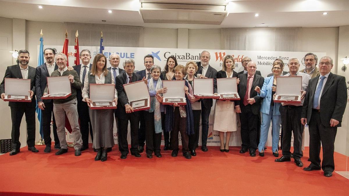 El regidor de Leganés y el presidente de UNELE, Augusto Fuentes, entregaron el premio principal al Doctor leganense José María Maroto