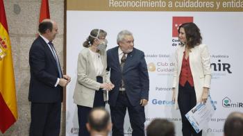 La Comunidad de Madrid entrega un galardón a cuidadores no profesionales que se entregan a mayores y personas con discapacidad