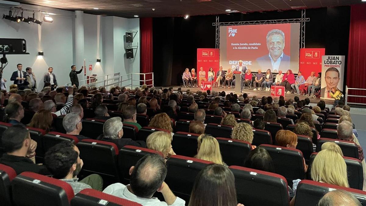 El actual alcalde se presentó como candidato rodeado de militantes y acompañado de María Jesús Montero y Juan Lobato