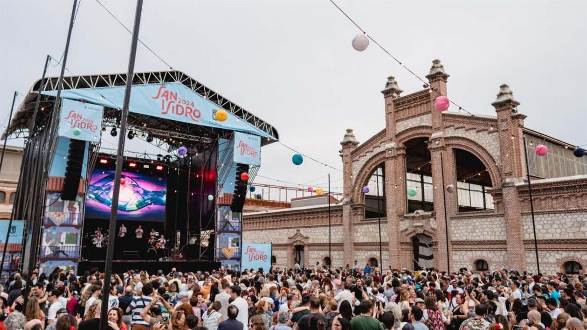 Madrileños y visitantes bailaron al ritmo de la orquesta bajo farolillos y guirnaldas de luces, en esta propuesta del Ayuntamiento de Madrid
