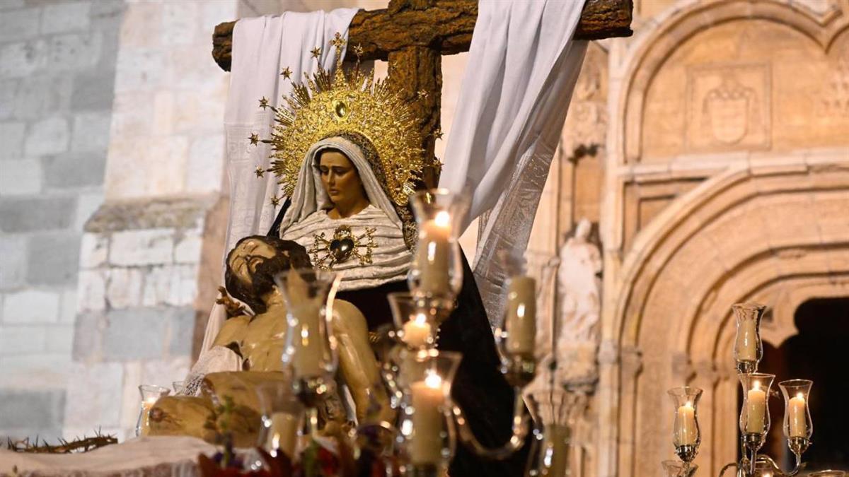 Se recogió en la Catedral para terminar allí su acto 