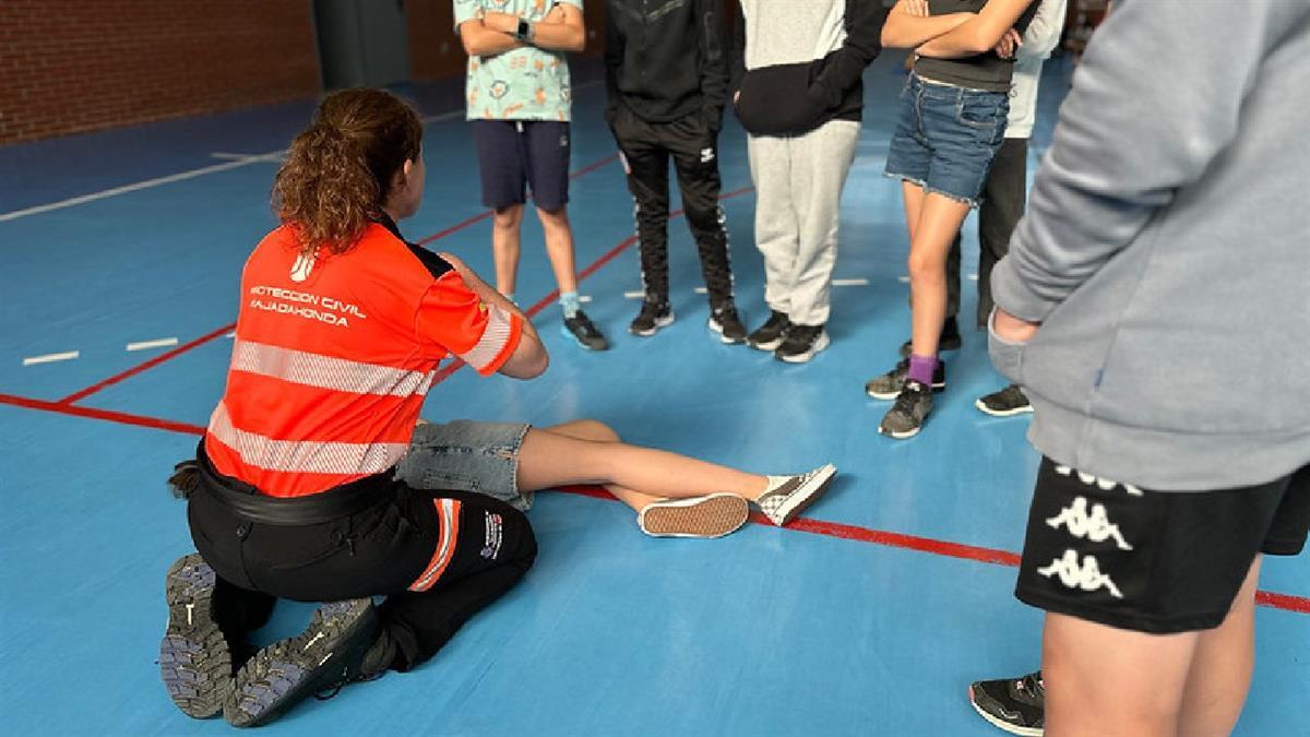 Protección Civil de Majadahonda muestra en los colegios cómo actuar ante una emergencia